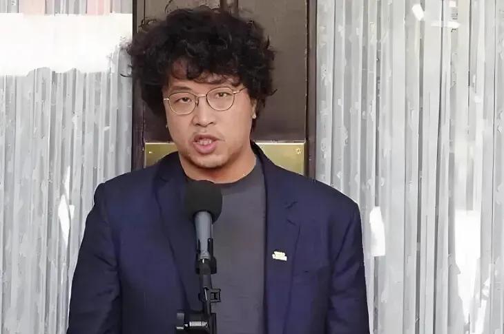 民进党的立委都是些什么牛鬼蛇神，沈伯洋搞什么黑熊学院，鼓励台湾民众搞“巷战”，结