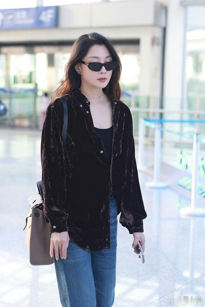 45岁殷桃的穿搭品味太绝了！丝绒外套搭配直筒裤与短靴，将时髦、洋气与高级感完美拿