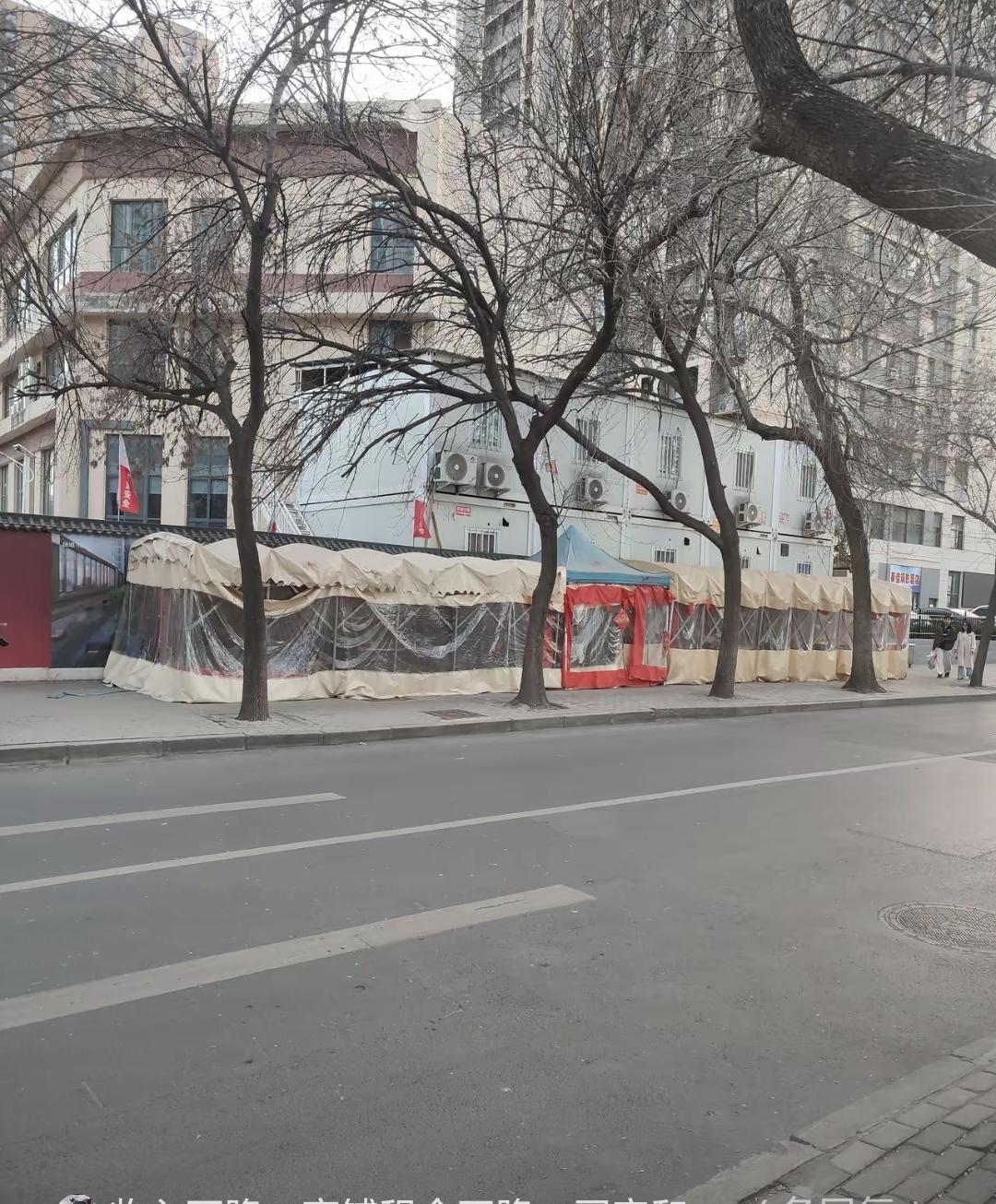 郑州街头到处是塑料棚，城管说管不了，棚子为啥还在那儿。这些棚子搭在人行道上，吃