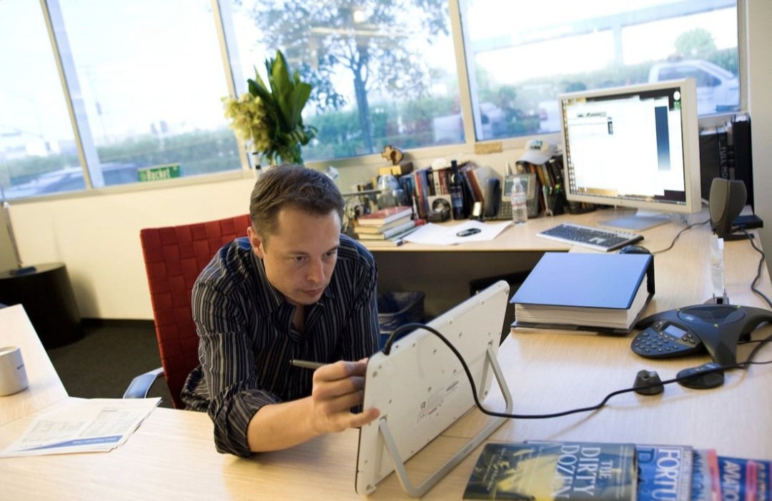 马斯克多年前的办公室。年轻时的马斯克可真年轻啊