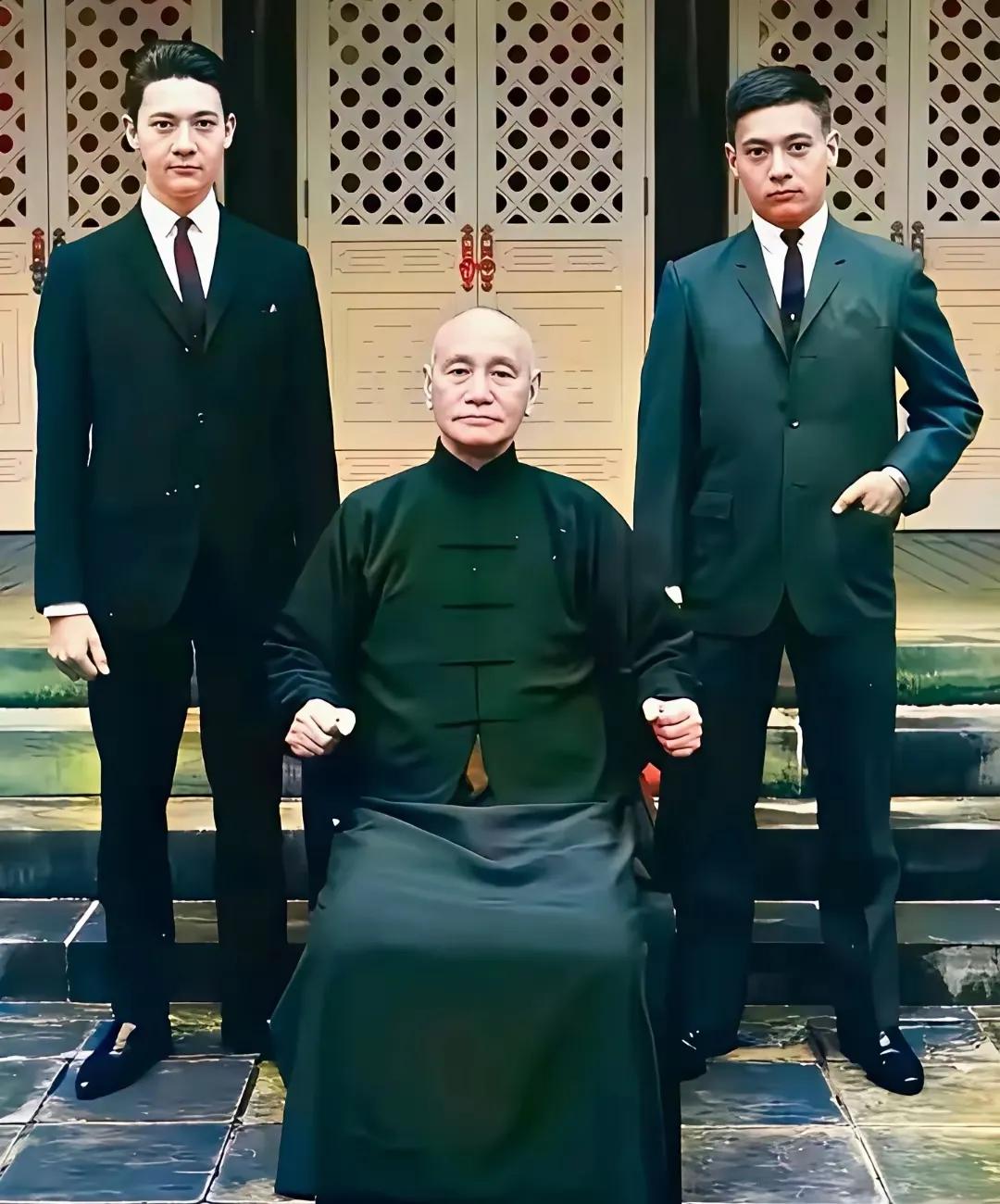 蒋家第三代，颜值拉满。端坐中间的蒋介石，一身中式长衫，神情肃穆。左右站着的，是他