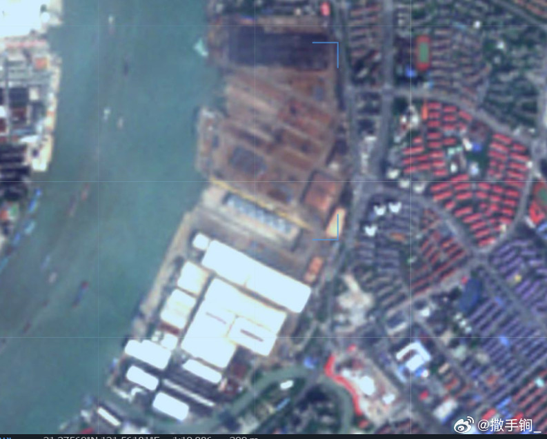 外网称海南舰已进坞，此前在外面停泊了近两个月。海南舰