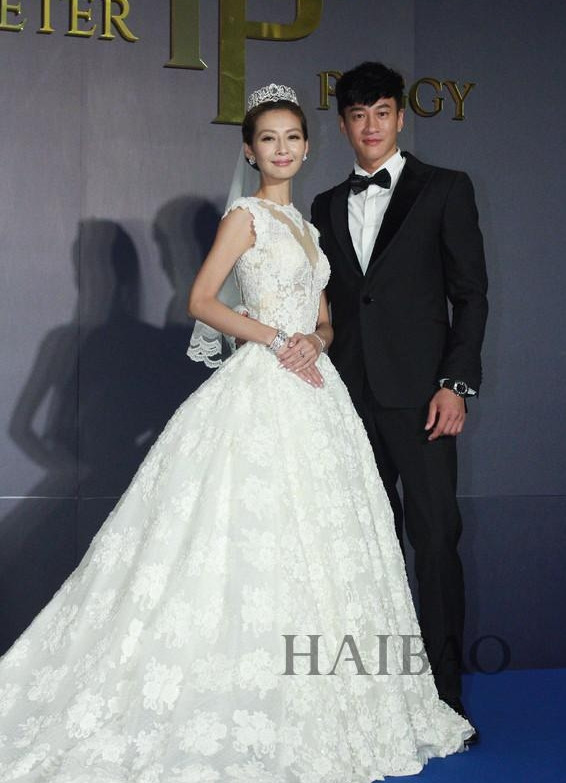 当年，何润东和相恋9年的女友林姵(pèi)希结婚。何润东拿出2000万，准备为她