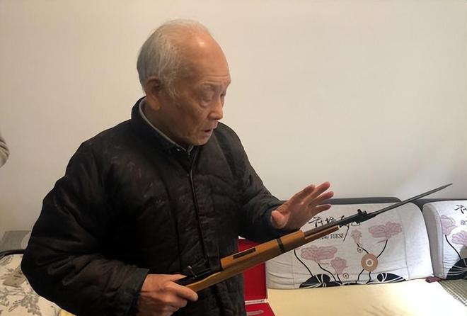 1937年，太原兵工厂的一个默默无闻的工人，听说八路军打了胜仗，就带16个工友投