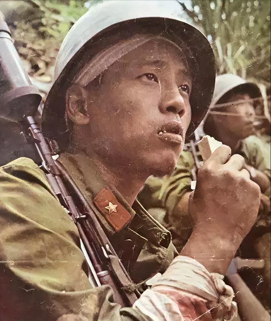 “等我吃完饭，把你们全灭了！”1986年，一战士正在吃压缩饼干充饥时，突然发现有