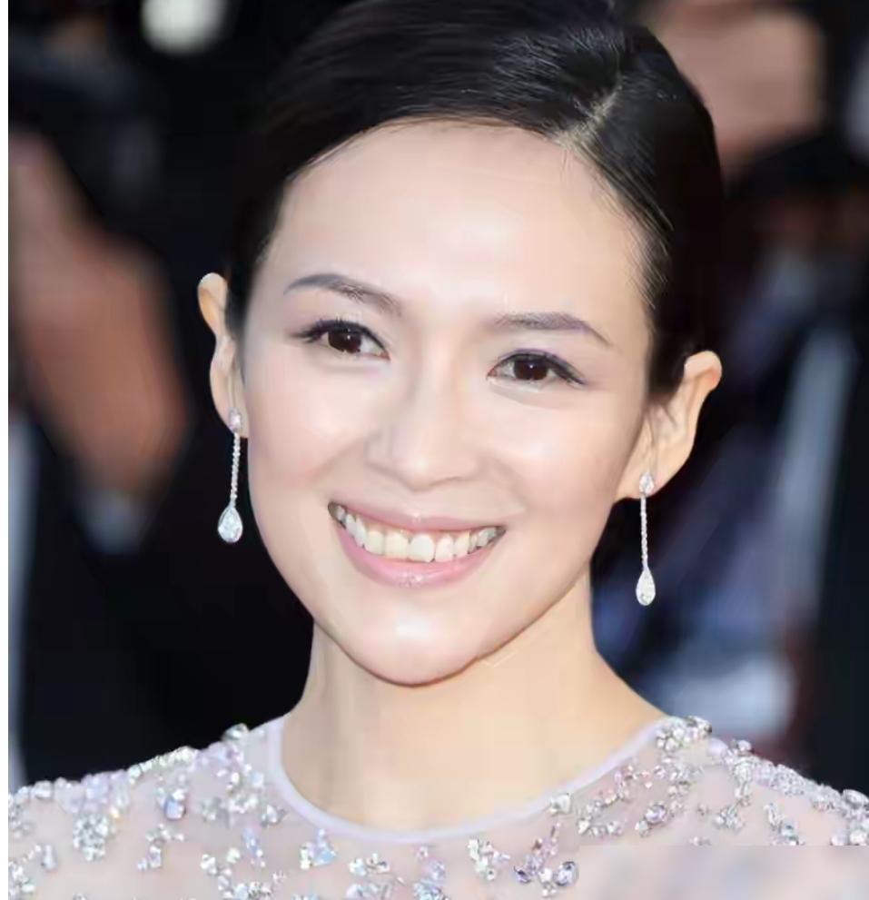 47岁章子怡离婚后，曾被她苦心带大的继女小苹果，如今竟没成为她最依偎的情感寄托？