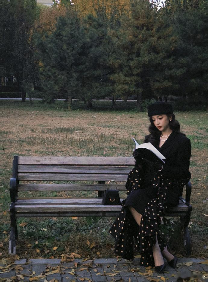 吴宣仪赫本风吴宣仪赫本风真的是好美啊，今天的秋冬ootd高贵又有质感吴宣