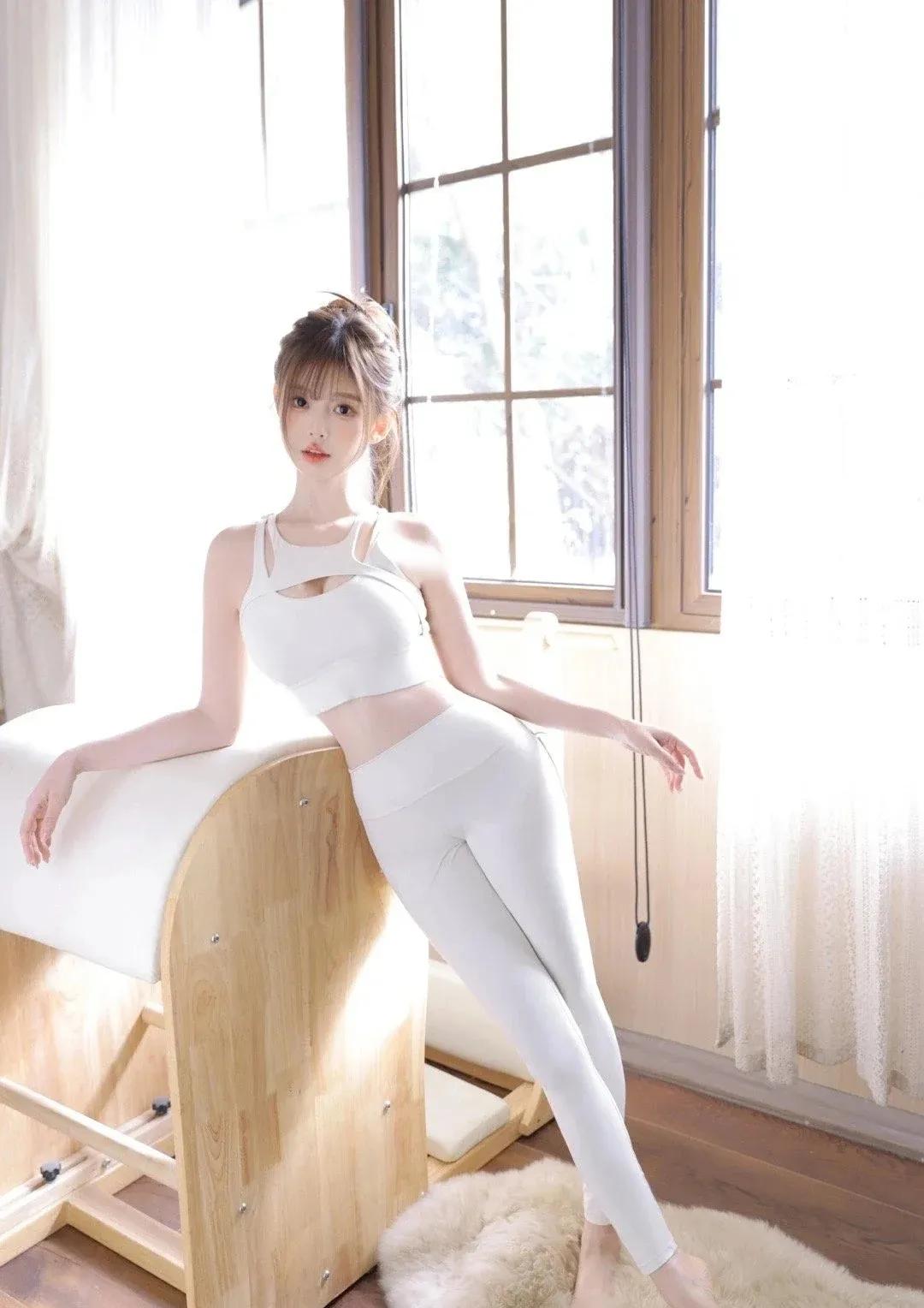 阳光洒进来的温暖瞬间，运动后的放松时刻