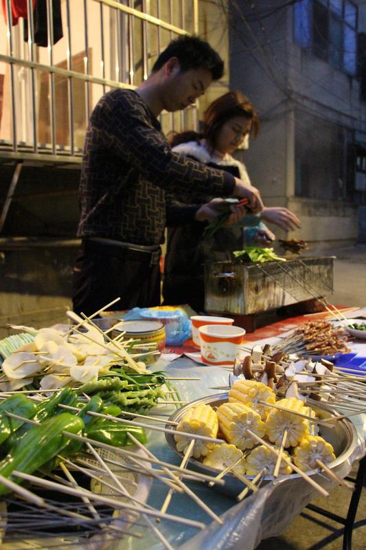 嘿，你瞧瞧这一大家子吃晚餐时发生的事儿。老两口和小两口正吃着呢，老太太乐呵地说：
