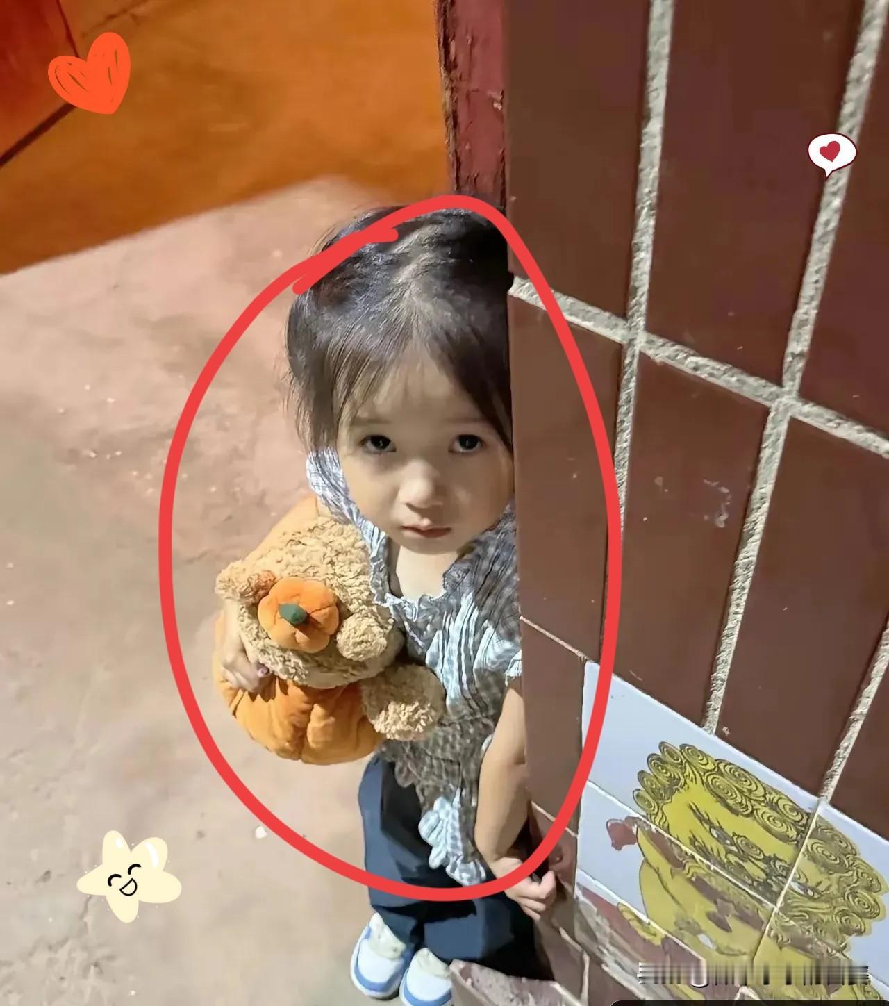 对门邻居家的小女孩，才两岁多一点，爸妈就离婚了，她判给了爸爸。爸爸去上班的时候，