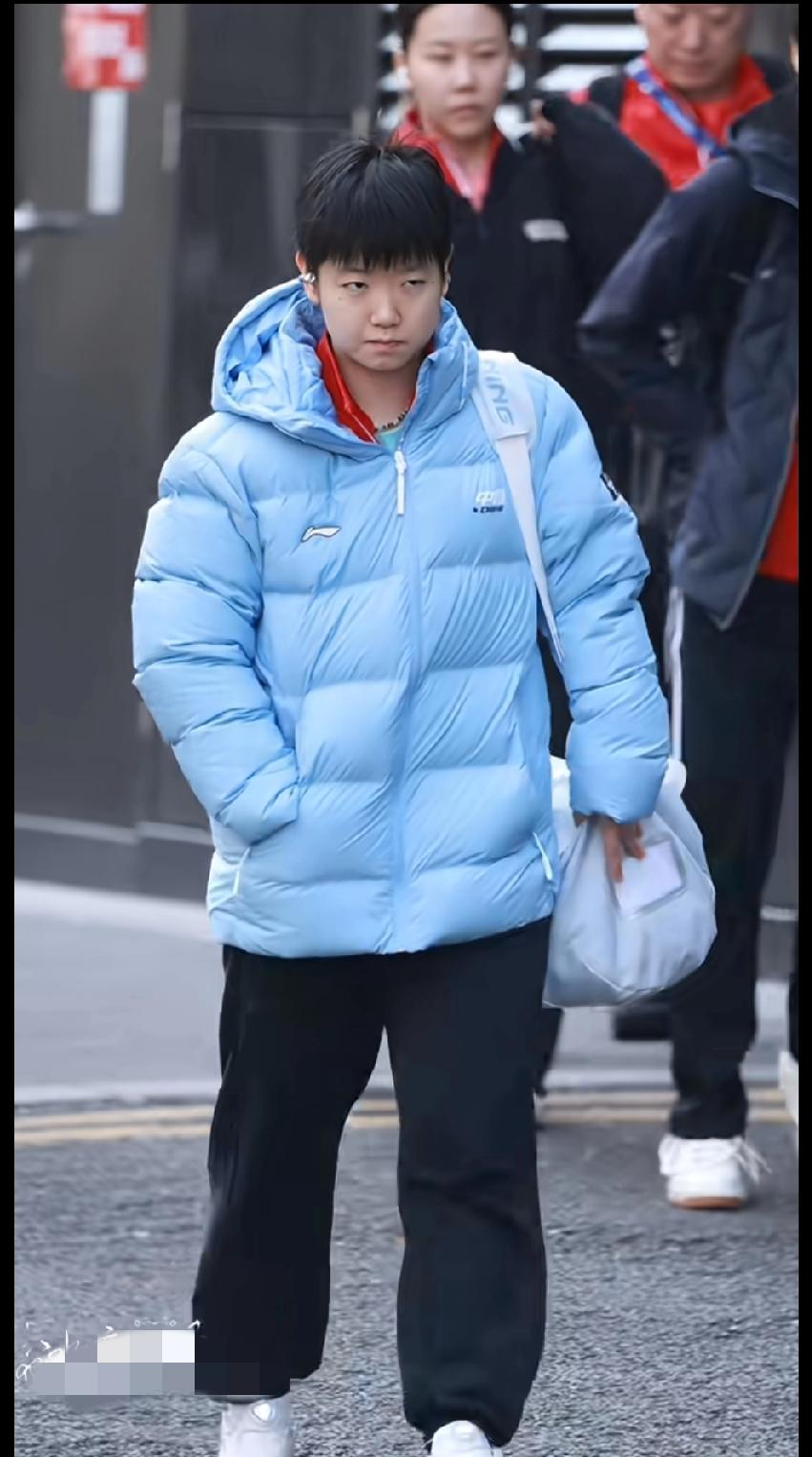 刷到莎莎去伦敦世乒赛半决赛的路透，也太可爱了吧！谁懂啊！刷到莎莎出发去比赛