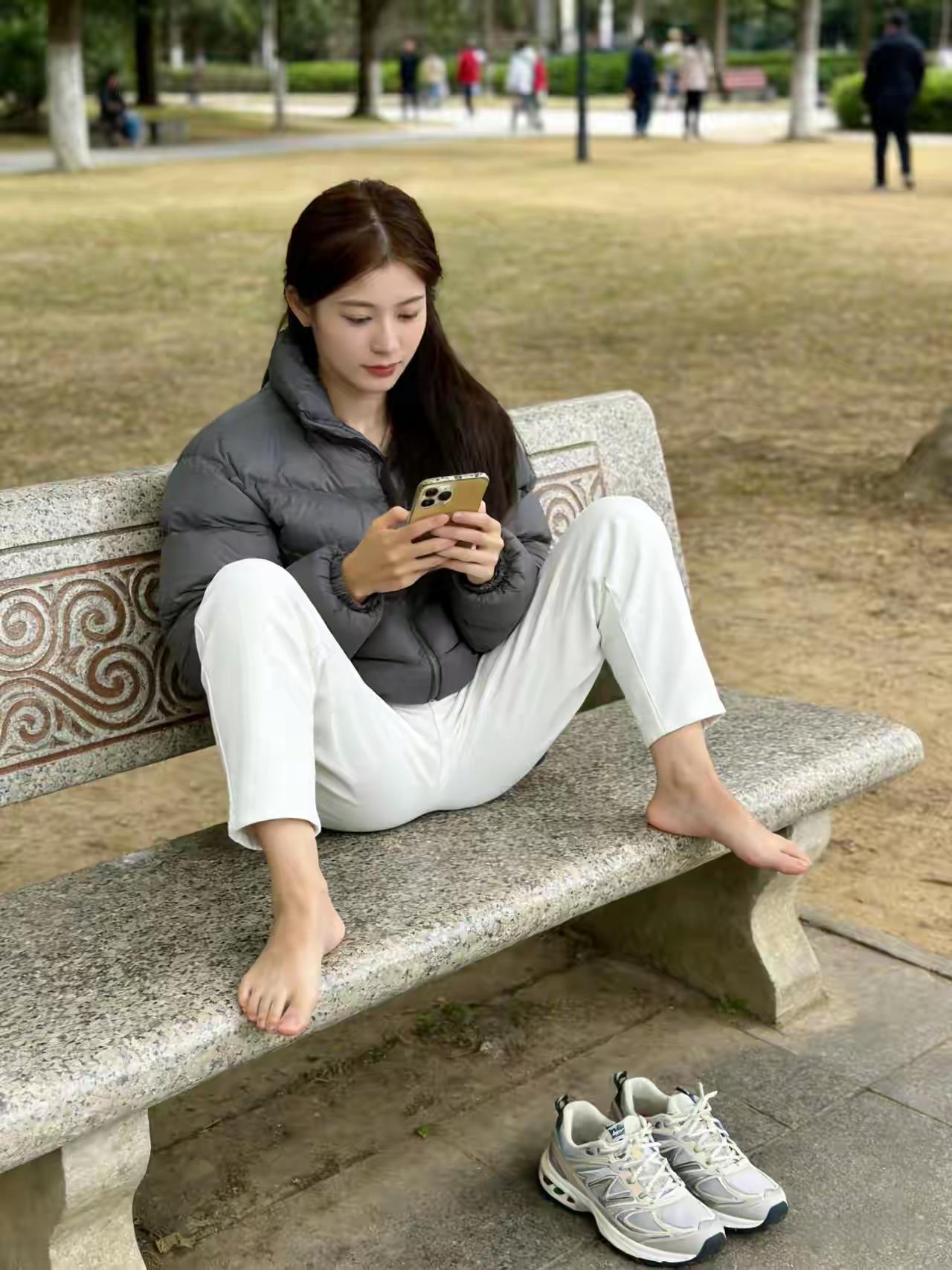 这样坐姿的女孩性格绝对大大咧咧好相处，生活中也绝对是那种活泼开朗的，工作中是那种