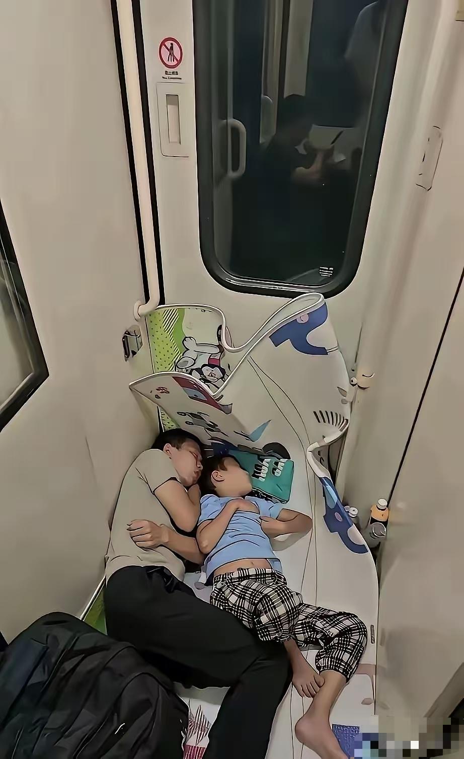 你的经济能力，绝对定你的孩子睡在哪里？我的经济能力不足以让孩子每次都坐商务座，