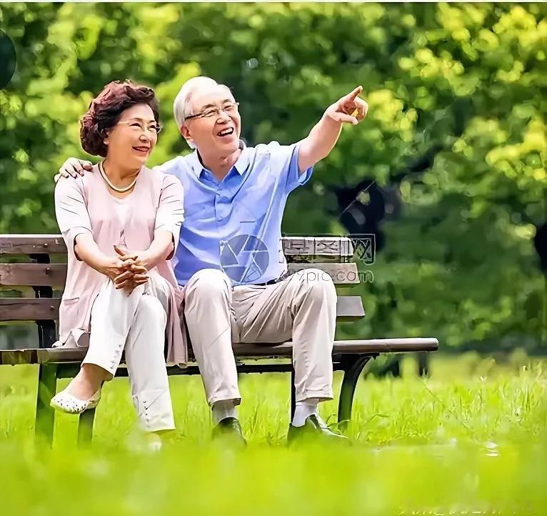 远山含黛抹残霞，曲水萦回逐落花。平芜尽处炊烟起，想念白发爹和妈。