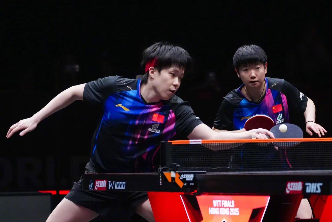 新加坡大满贯比赛，没想到国乒丢金牌，他眉毛紧锁，面无表情，虽然金牌没了，也成