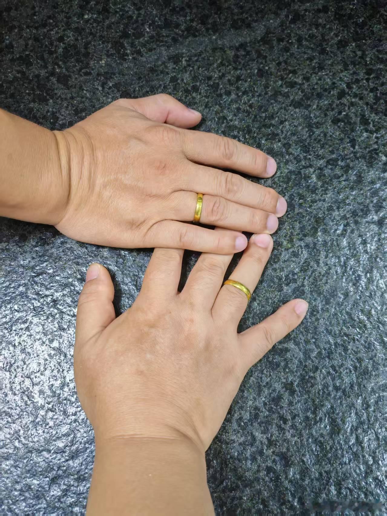 老豆去世后，江哥和老娘收拾屋子，发现一对没怎么戴过的金戒子。老娘把戒指送给了江哥