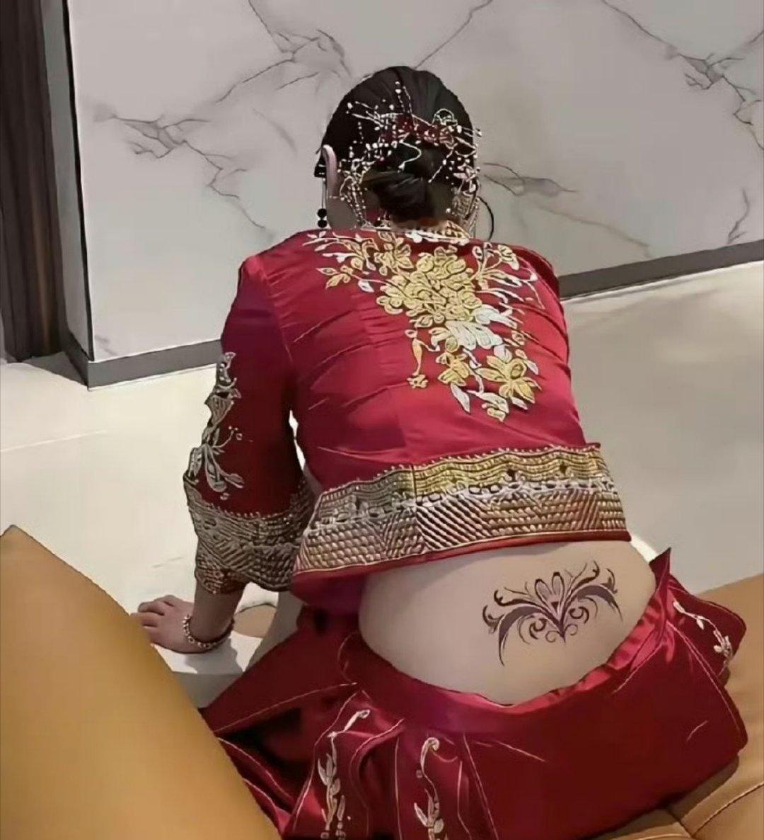 这新娘好随和，分一下烟，几下就和伴郎打成一片了