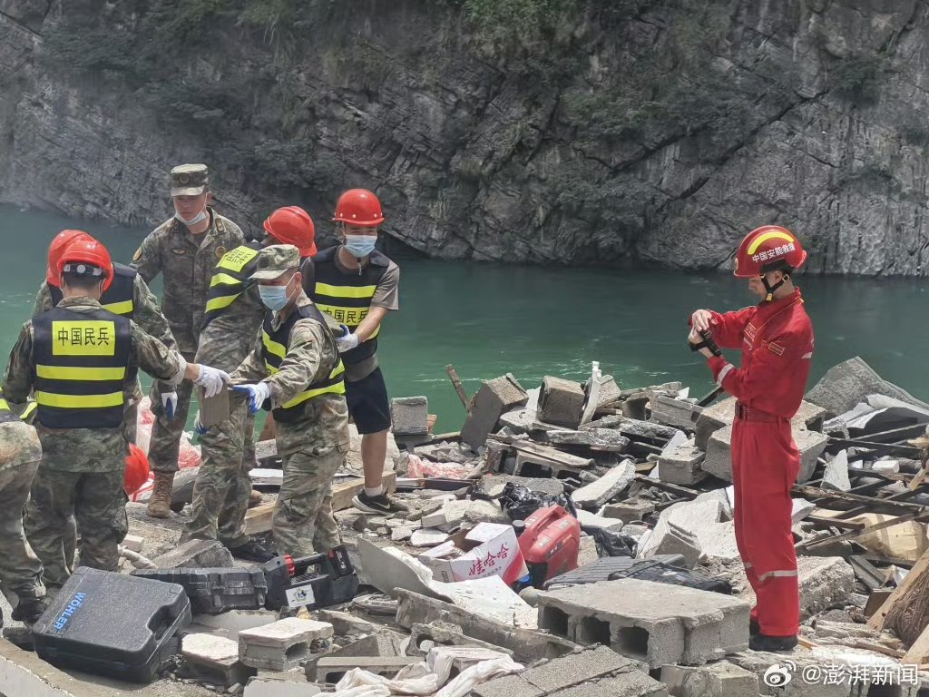 重庆彭水救援现场800人出动重庆彭水山体垮塌本次抢险救援面临三大棘手难题：①边