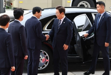 李在明成为韩国史上首位“遵守交通信号”的总统，这一做法引起了广泛的讨论与评价。在