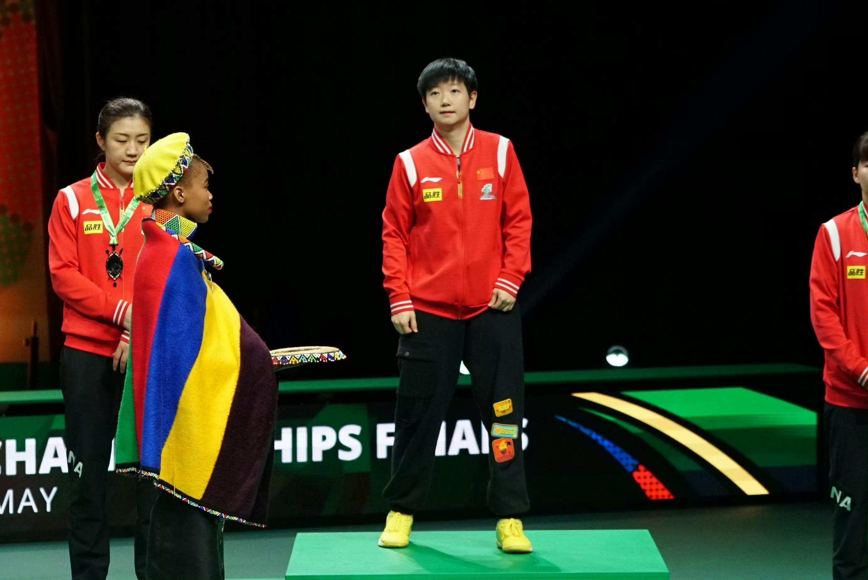 小女孩第一次捧起吉杯🥺🤲🏻🏆孙颖莎谢谢你无论风暴将我带到什么样的岸边我