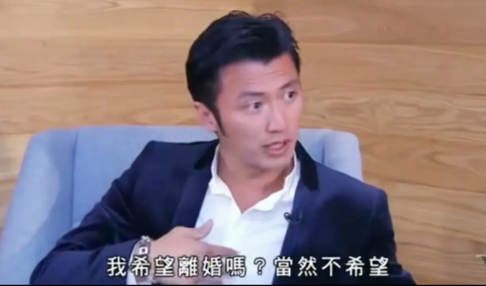 谢霆锋满是惋惜地说道：“我难道期望离婚吗？当然不！父母离异的经历，让我从心底抗拒