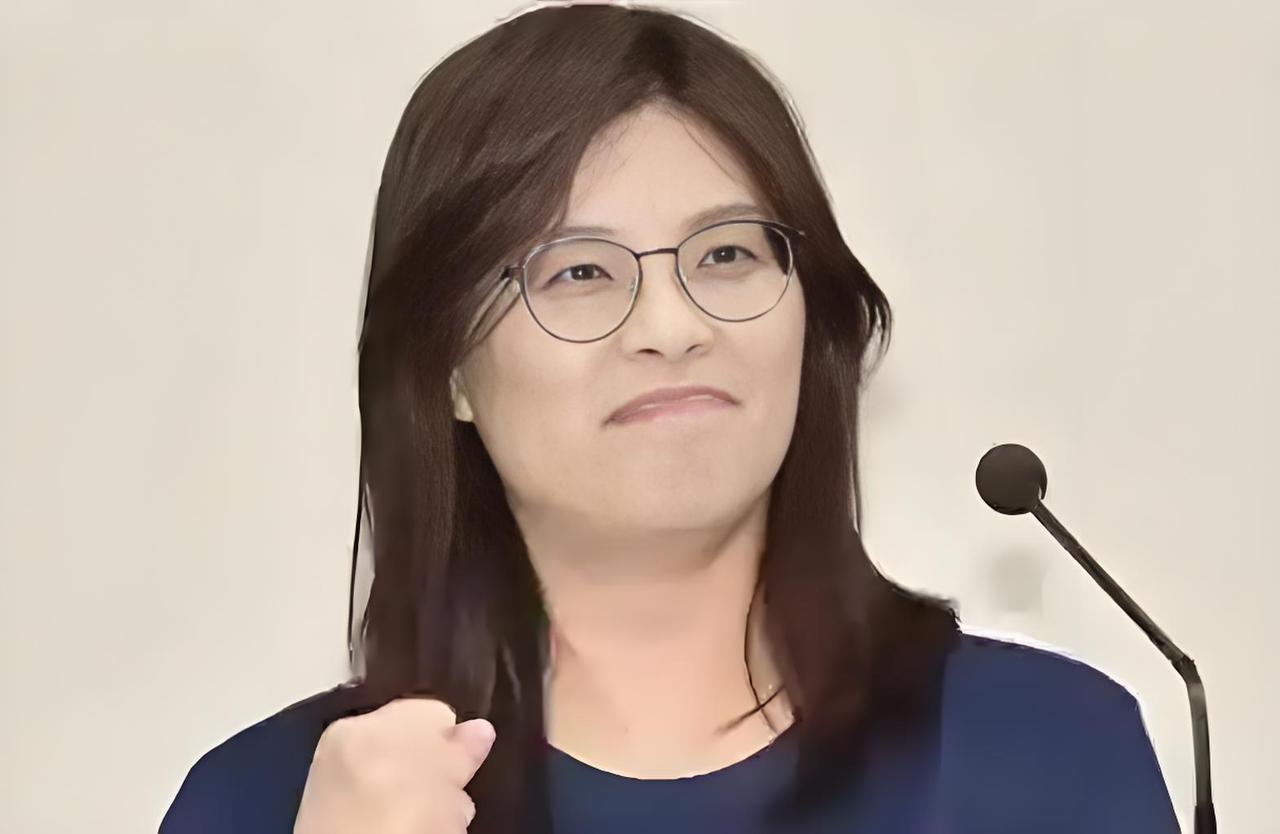 结果呢？被踢出局，只拎了个装满笔记的破包走人。这事儿现在看，挺讽刺的。后来去了