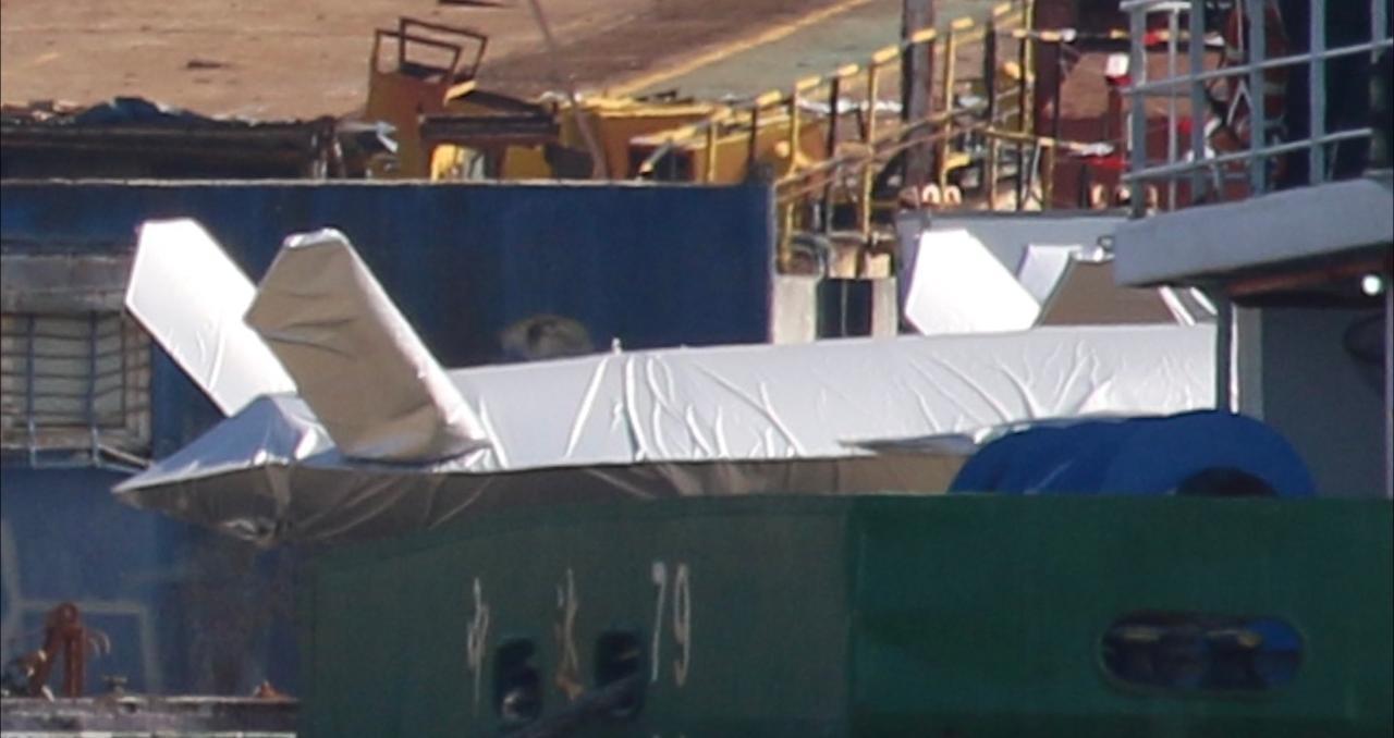 七架不同型号的隐身无人机调度模型已抵达船厂，准备上076？从垂尾外形看至少包括