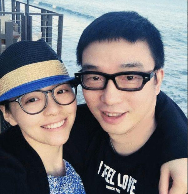 2015年，张靓颖在演唱会上逼婚冯柯：“你愿意娶我现在就上台来。”后来两人结婚了