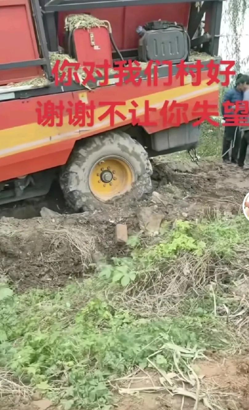 近日，山东，一名小伙子正在厂里吃饭，进来一男一女，说收割机陷沟渠里面了，问小伙子