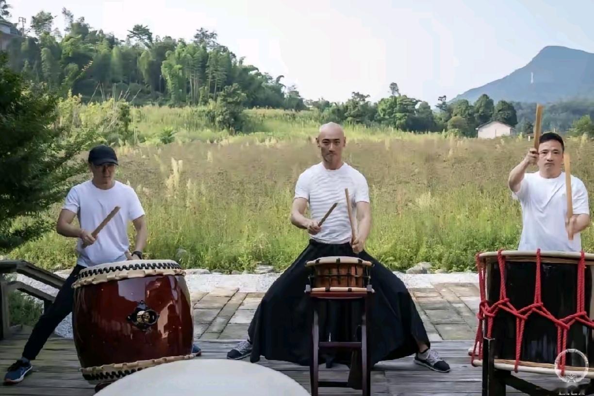 本来以为是品牌坑了朱一龙，一查叶松源，才发现事儿没那么简单。这哥们