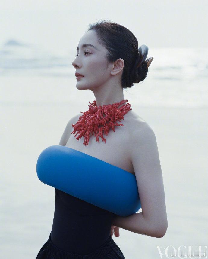 杨幂幂马锁杨幂在视频里不解但照做的样子，莫名戳中了我的笑点，这视频太有趣了幂