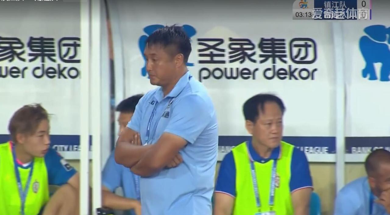 苏超南通队主教练鲁强的表情，0-0时眉头紧锁，1-0时来回踱步，2-0时望着远处