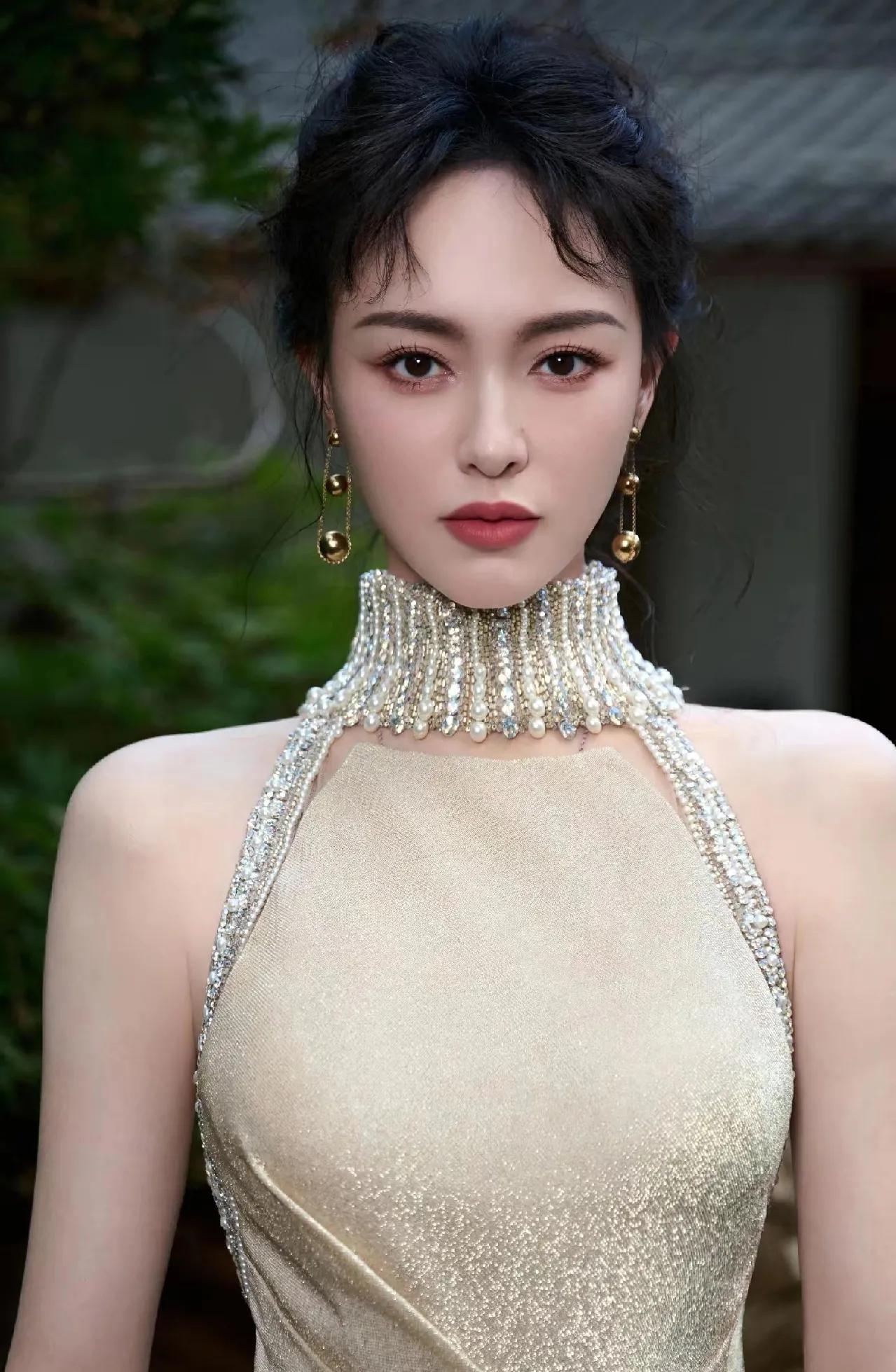 唐嫣，东方美神降临欧莱雅活动唐嫣现身巴黎欧莱雅活动，状态简直绝了！身着闪耀