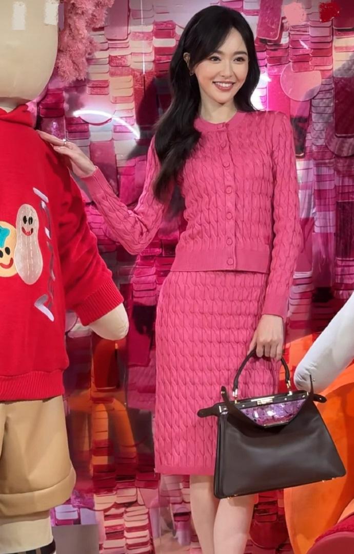 今天唐嫣在出席时尚活动的时候穿了一身粉色的套装，整个人看上去特别的显年轻。唐