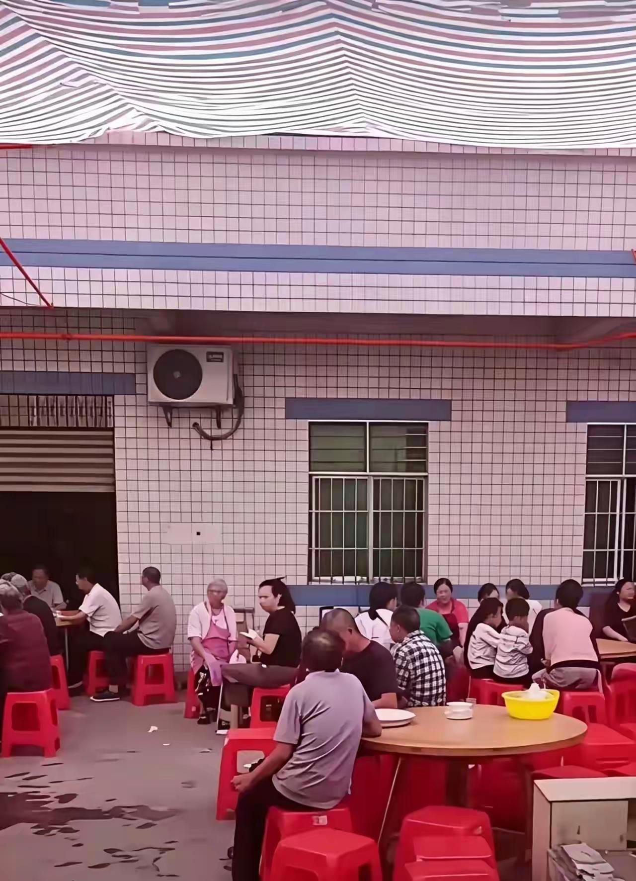 升学宴主家肯定不是贫困户？升学宴在自己家里办，瞧这房子，全粘瓷砖，装有格力空调