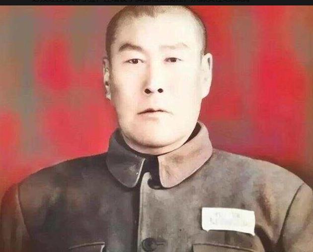 1942年的一个深夜，八路军游击队长甄凤山悄悄溜进女战士的闺房，摸索着来到床边，