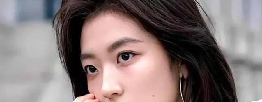 孙千拍《早春晴朗》那场雨夜车厢吻戏，观众盯着屏幕看的是年度欲点，她是远视眼，镜头一拉近眼前全糊，井柏