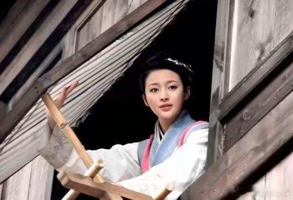 红颜祸水古例坤造：戊子戊午癸酉戊午癸水生于午月，财官并旺，坐下印绶