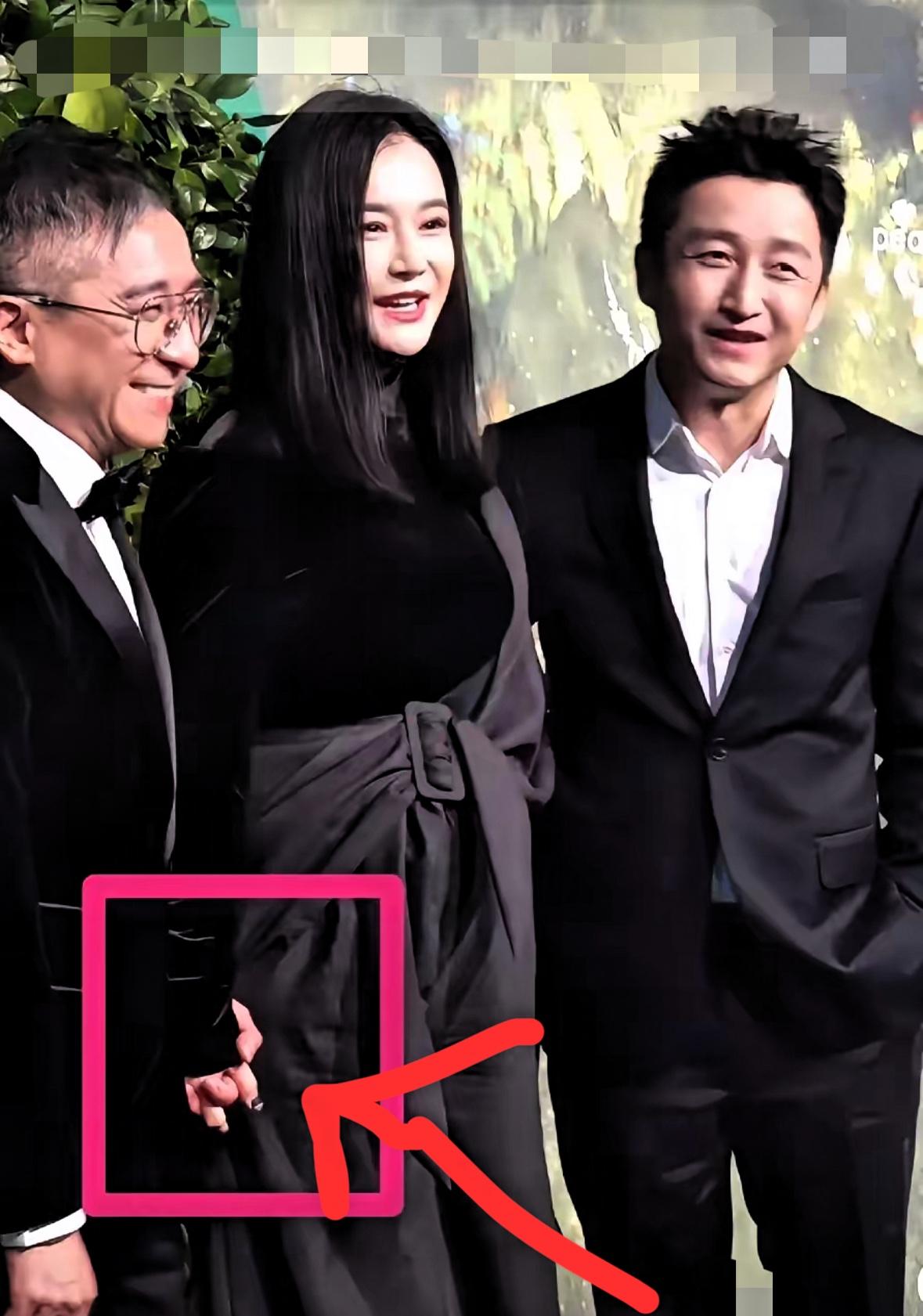 想问大家一个问题，​不准说谎哦。​你说一个有夫之妇，会在公共场合，跟另一个男