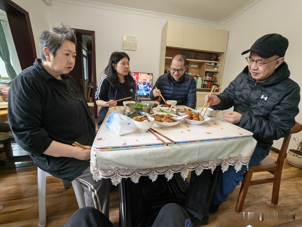 大年初一，全家团聚在一起，吃一顿团圆饭。