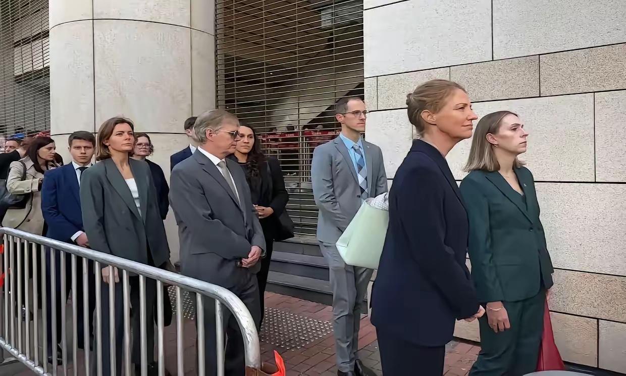 有个画面，很耐人寻味。黎智英案宣判当天，西九龙法院外，英美欧多国领事扎堆排队旁