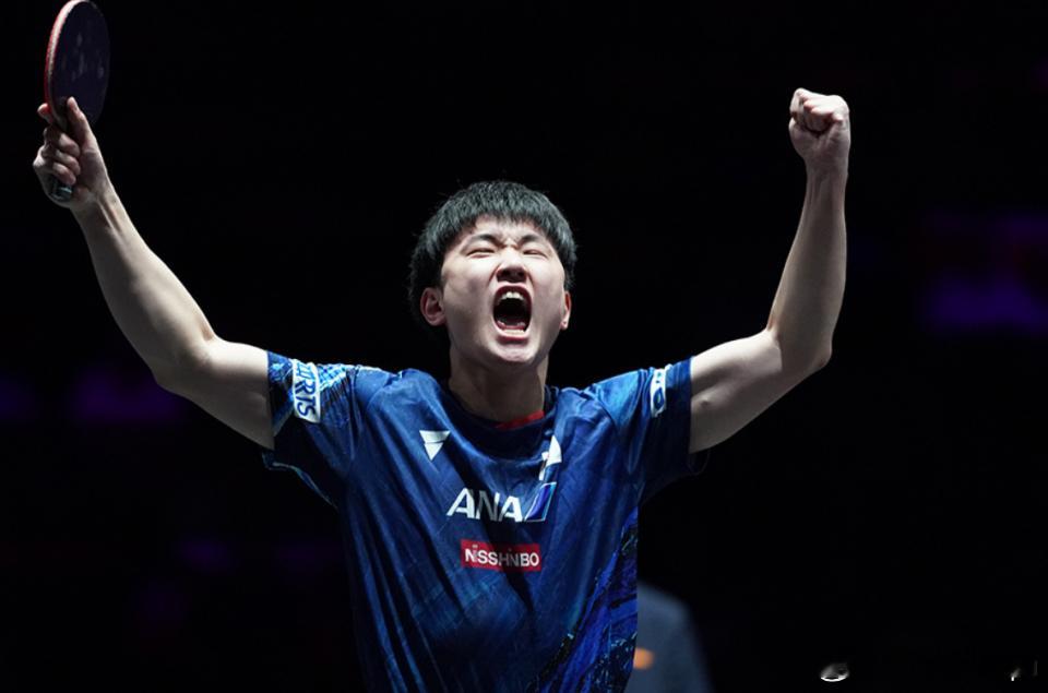 近期张本智和的情绪爆发主要有两重原因：一是在2025成都混合团体世界杯期间，他因