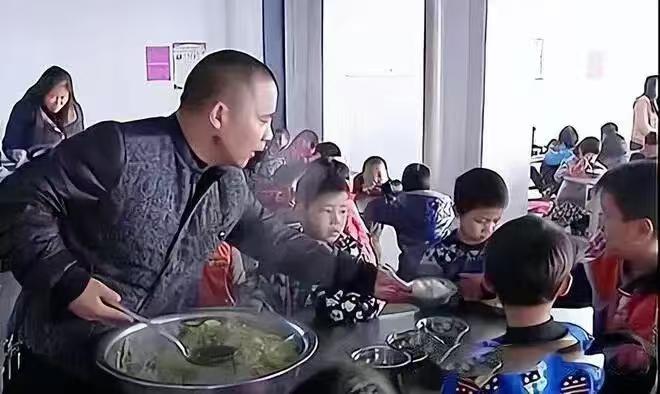 河南一校长免费收留12岁女孩读书，对她像亲生女儿。一天，女孩意外从校长车里发现一