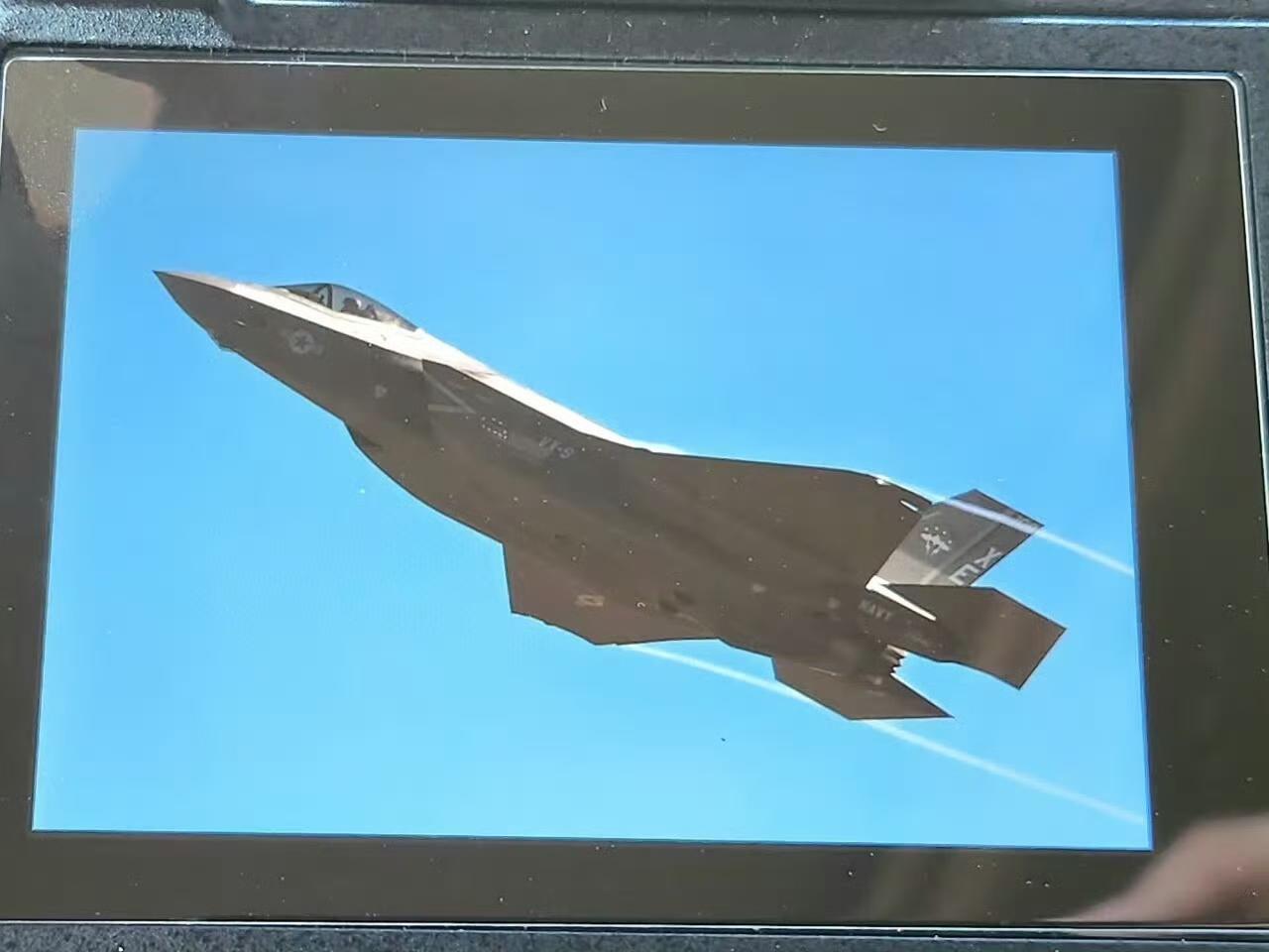 起猛了，美国海军有F-35A了[汗]不知道海军这架是拿来干啥的，可能是测试平台