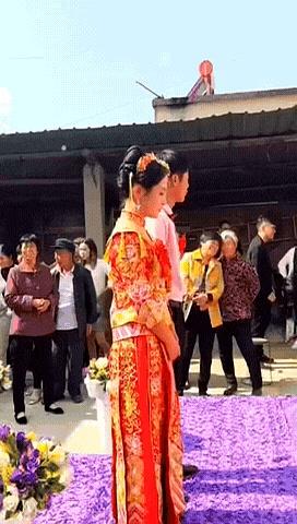 河南周口一场婚礼上，新娘拜堂时突然