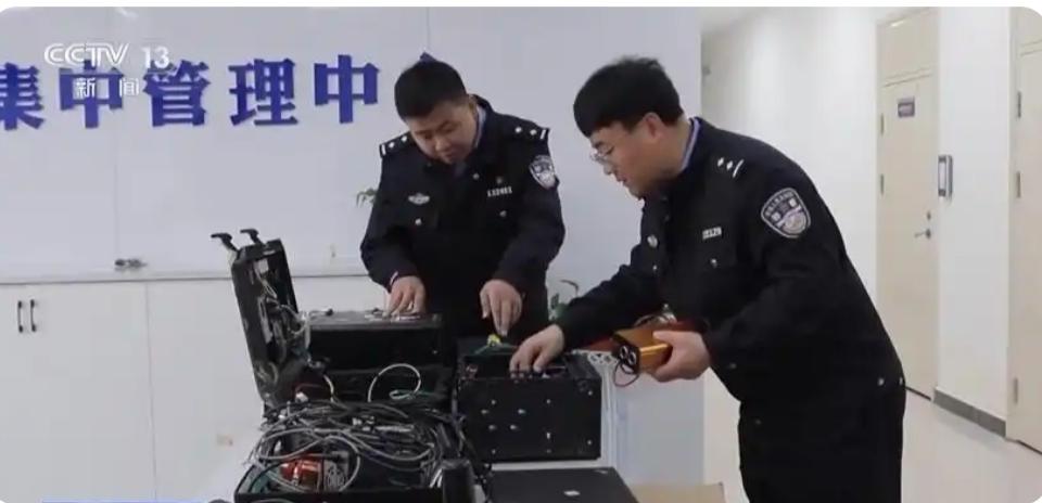 别大意，看见车上有这种“装饰”的报警，看完你就明白了走在路上，不少人会留意