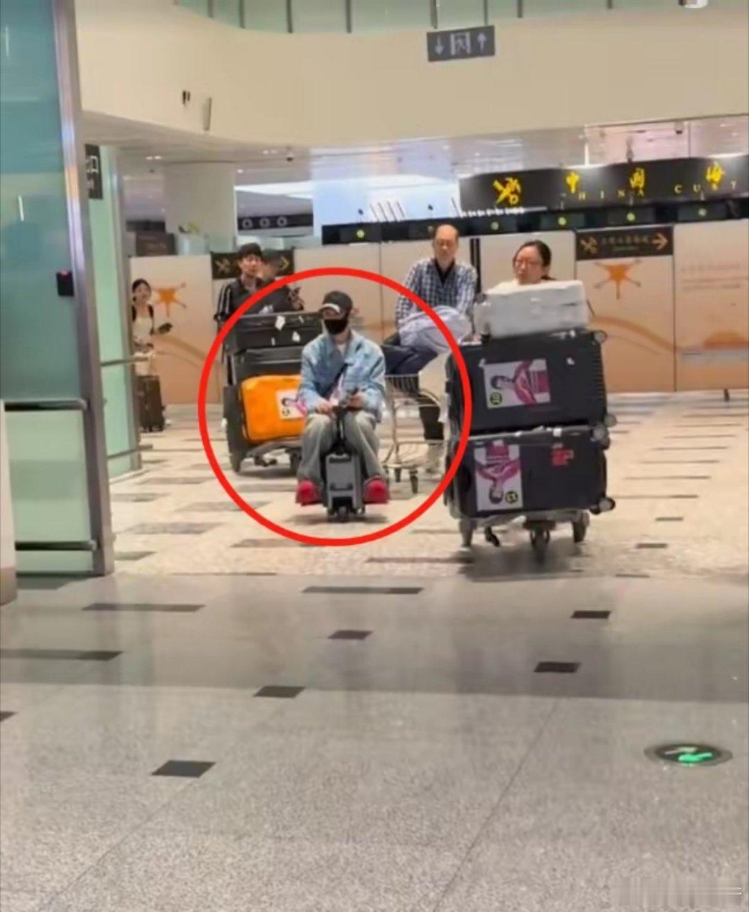 黄晓明携友人现身机场，姜妍V领长裙知性，沈月穿厚底鞋被指1米5​​​