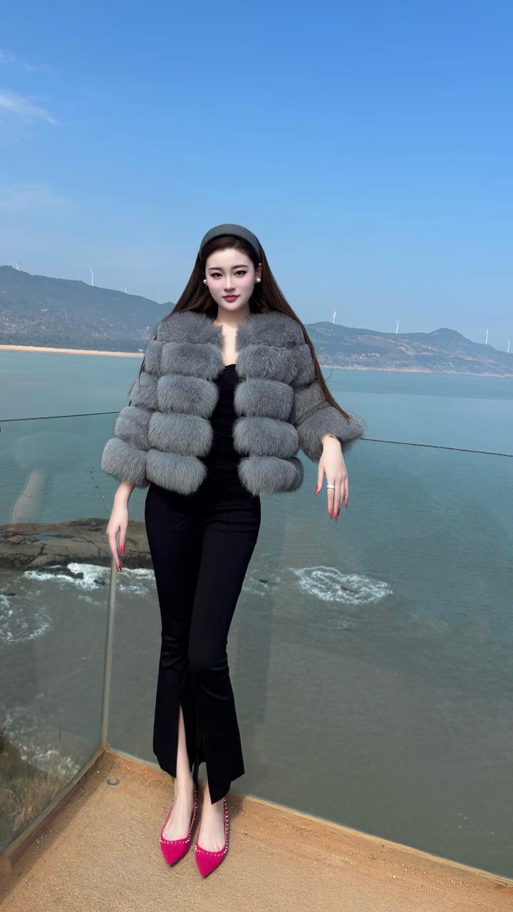 海边漫步，毛茸茸外套与粉色高跟鞋的时尚搭配，尽显优雅与活力！🌊👗👠