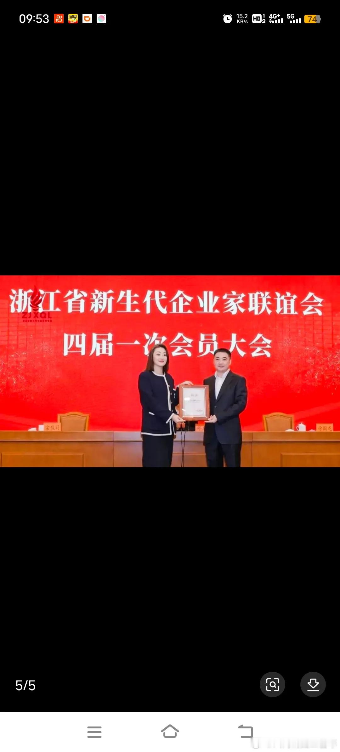 宗馥莉气质非凡，仿佛古代女将军重生。她高大威猛，有勇有谋，衣着经典优雅，彰显强大