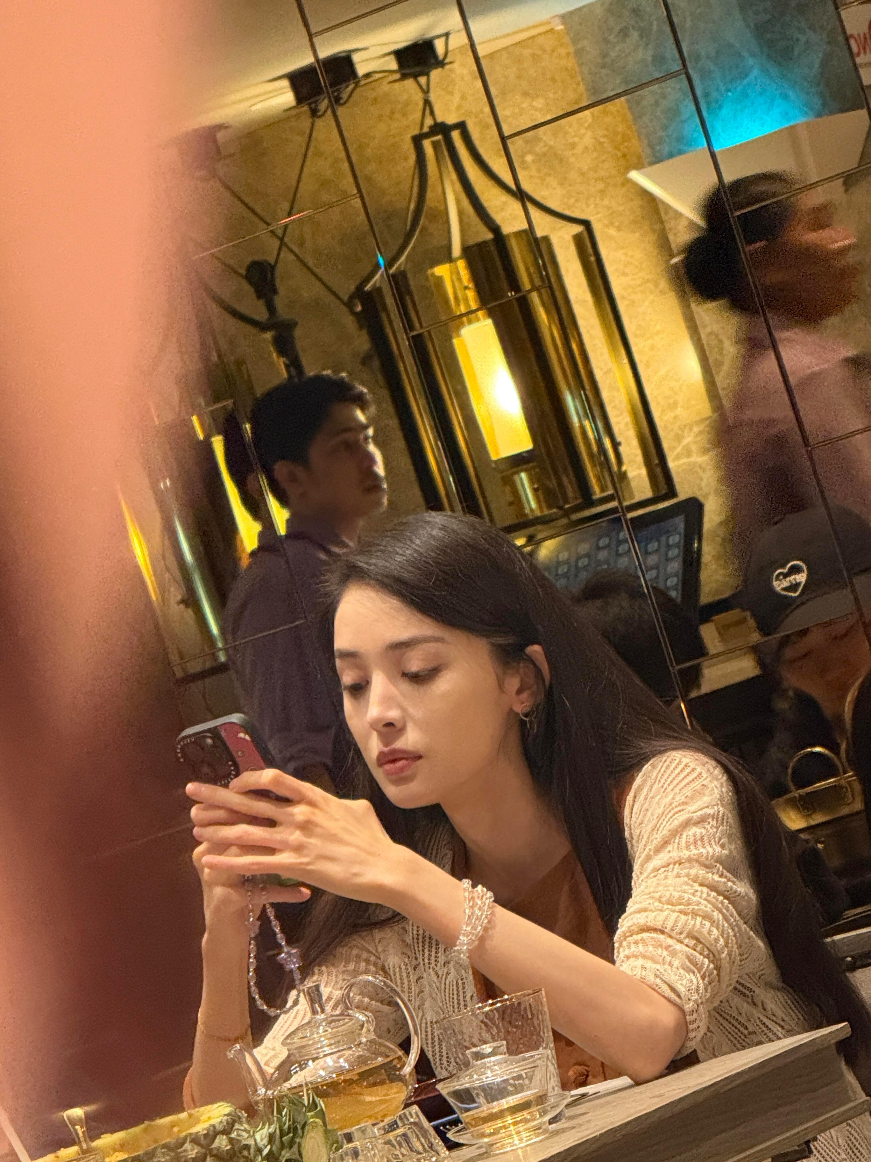 吃饭碰到古力娜扎跟朋友一起想合照结果没好意思​​​
